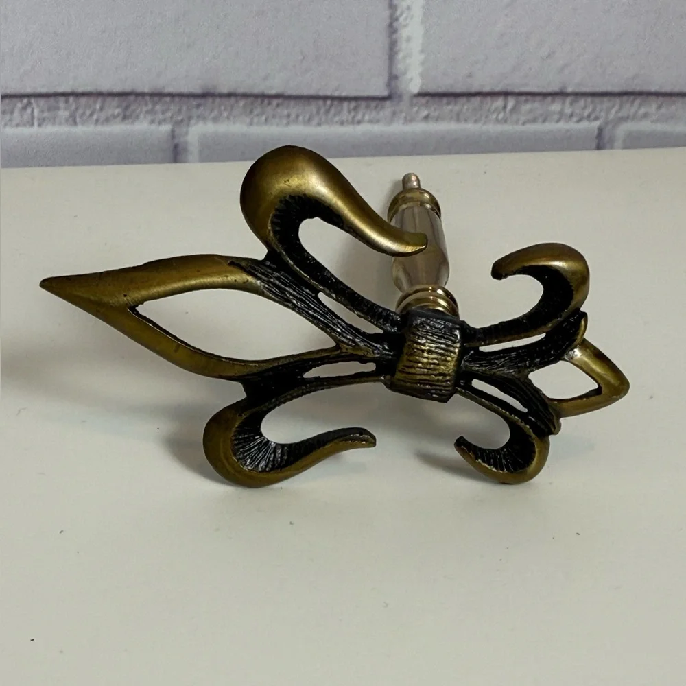 Vintage Brass Fleur-de-Lis Drawer Pulls Set of 4 Ornate Cabinet Hardware